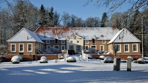 Außenansicht des Familienhotels Gut Landegge im Winter