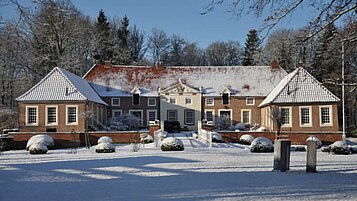 Außenansicht des Familienhotels Gut Landegge im Winter