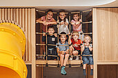 Kinder spielen im Kletterbereich des Happy-Clubs im Familienhotel Huber.