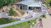 Outdoor-Rennstrecke mit Laufrädern und Bobbycars im Familien Wellness Hotel Seeklause