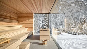 Sauna mit großem Panoramafenster im Familienhotel Bella Vista in Südtirol.