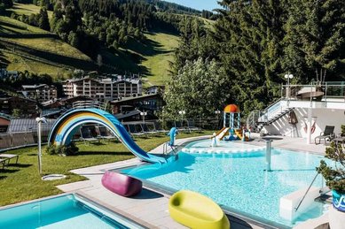 Outdoor-Pool mit Wasserspielen und Bergblick im Wellness- & Familienhotel Egger im Salzburger Land.