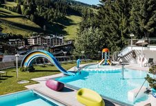 Outdoor-Pool mit Wasserspielen und Bergblick im Wellness- & Familienhotel Egger im Salzburger Land.