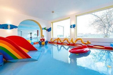 Im Familienhotel Mein Krug gibt es für Kinder einen Indoopool mit separatem Spielbereich.