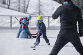 Kinder beim Eislaufen auf einem Eisplatz in Liechtenstein.