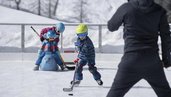 Kinder beim Eislaufen auf einem Eisplatz in Liechtenstein.