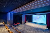 Familienkino mit interaktiver Leinwand, Sitzkissen und stimmungsvoller Beleuchtung im Familienhotel Huber in Südtirol