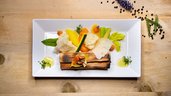Ein liebevoll angerichtetes, buntes Gemüsegericht im Familienhotel Tirolerhof zeigt kreative Kulinarik auf hohem Niveau