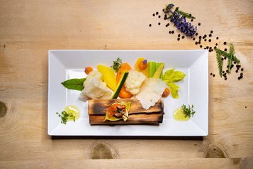 Ein liebevoll angerichtetes, buntes Gemüsegericht im Familienhotel Tirolerhof zeigt kreative Kulinarik auf hohem Niveau