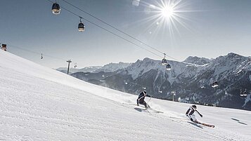 Familienhotel Alpenhof Dolomit Family im Winter perfekt an der Skipiste gelegen. Saust gemeinsam den Berg hinunter in euer Winterabenteuer.