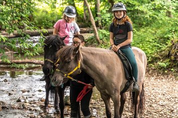 Im Familienurlaub im Fichtelgebirge können Kinder und Familien einen geführten Ausritt in die Natur unternehmen.