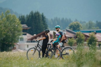 Eltern genießen eine aktive Auszeit mit dem Rad in der Natur rund um das Familienhotel Furtherwirt.