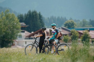 Eltern genießen eine aktive Auszeit mit dem Rad in der Natur rund um das Familienhotel Furtherwirt.