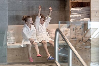 Wellnessbereich im Familienhotel Gorfion in Liechtenstein mit Sauna und Ruhebereich.