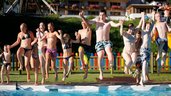 Eine Gruppe von Kindern springt gleichzeitig ins Freibad des Familienhotels Ramsi