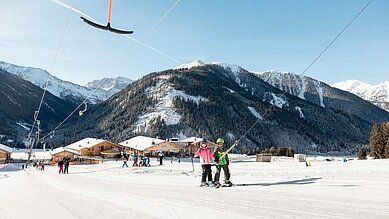 Skilift fahren auf der Skipiste in der Nähe vom Familienhotel Almfamilyhotel Scherer in Tirol.