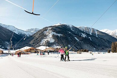 Skilift fahren auf der Skipiste in der Nähe vom Familienhotel Almfamilyhotel Scherer in Tirol.