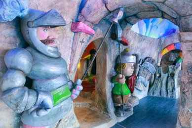 Fantasievoll gestalteter Ritterbereich im Kinderbad des Familienhotels Bavaria.