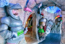 Fantasievoll gestalteter Ritterbereich im Kinderbad des Familienhotels Bavaria.