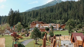 Hotelansicht im Sommer vom Familienhotel Habachklause im Salzburger Land