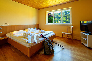 Ein Zimmer mit Wanderausrüstung im Familienhotel Sonne Bezau Vorarlberg.