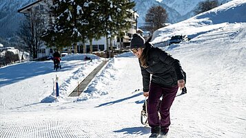 Mutter und Tochter beim Schlittenfahren im Familienurlaub im Alphotel.