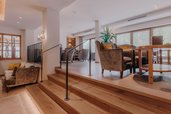 Gemütliche Lounge mit eleganten Sesseln und Sofas neben der Bar im Familienhotel Habachklause.