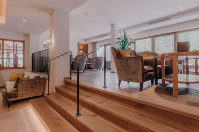 Gemütliche Lounge mit eleganten Sesseln und Sofas neben der Bar im Familienhotel Habachklause.