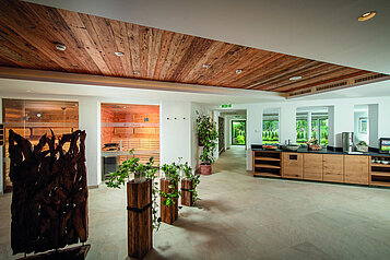 Große Saunalandschaft mit einer seperaten Tee-Küche im Familienhotel Landgut Furtherwirt in Tirol.