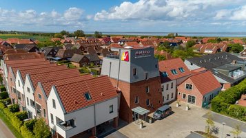 Ansicht aus der Vogelperspektive auf das Familienhotel Deichkrone an der Nordsee.