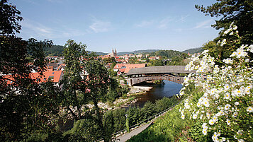 Besucht den Schwarzwald im Sommer und geht wandern. Vielleicht kommt ihr ja an der idyllischen Holzbrücke in Forbach vorbei.