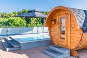 Holzsauna mit Kleinkindbecken auf der Dachterrasse vom Familienhotel Friedrichshof.
