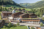 Sommer Luftaufnahme mit den wunderschönen Landschaft im Hintergrund des Familienhotels Galtenberg Family & Wellness Resort in Tirol.