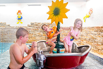 Kinderschwimmbecken mit Planschbereich im Familienhotel Engel im Hochschwarzwald.