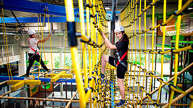 Mädchen klettert in Bobos Fun Park im Kolping Hotel Spa & Family Resorts.
