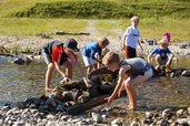 Die Kinder bauen ein Damm im Familienhotel Sonne Bezau Vorarlberg.