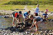 Die Kinder bauen ein Damm im Familienhotel Sonne Bezau Vorarlberg.