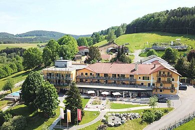 Das Landhaus zur Ohe im Bayerischen Wald liegt idyllisch auf einer Anhöhe umgeben von herrlicher und hügelreicher Landschaft. Für Kinder gibt es am Hotel einen Fußballplatz, einen Spielplatz und noch mehr Aktivitäten.