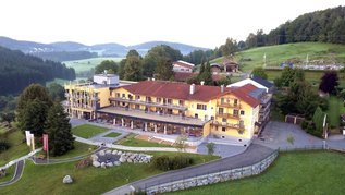 Das Landhaus zur Ohe im Bayerischen Wald liegt idyllisch auf einer Anhöhe umgeben von herrlicher und hügelreicher Landschaft. Für Kinder gibt es am Hotel einen Fußballplatz, einen Spielplatz und noch mehr Aktivitäten.