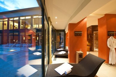 Ruhebereich mit Panoramasicht im Familienhotel Sonngastein in Bad Gastein.