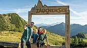 Familie beim Wandern in der Region Zauchensee