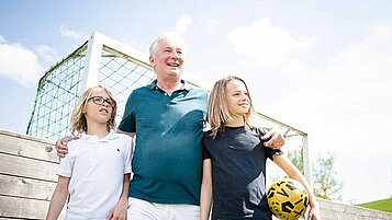 Teens Urlaub bei Familotel: Zwei Teens mit ihrem Opa beim Fußballspielen.