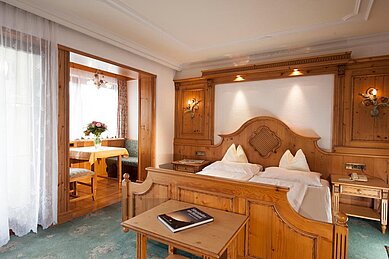 Großes Apartment mit einem Doppelbett im Familienhotel Das Kaltschmid in Seefeld Tirol.