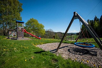 Der Outdoor-Spielplatz im Familienhotel Der Ponyhof Steiermark.