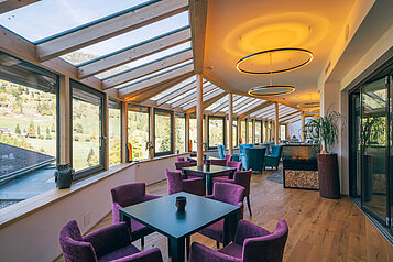 Helles Restaurant mit großen Fenstern im Familienhotel Kirchheimerhof in Kärnten.