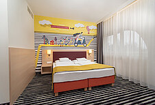 Kinderzimmer mit Doppelbett im Familienhotel Kolping Hotel Spa & Family Resort in Ungarn.