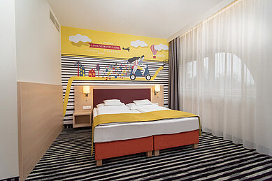 Kinderzimmer mit Doppelbett im Familienhotel Kolping Hotel Spa & Family Resort in Ungarn.