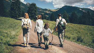 Eine Familie beim Wandern im Familienhotel Post Family Resort im Salzburger Land