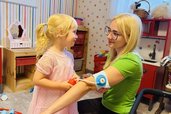 Eine Betreuerin spielt mit einem Kind im Happy Club des Familienhotels Rhön Feeling.