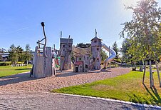 Ein Spielpadies auf dem Spielplatzs, denn es gibt ein Rabaukendorf im Familien Wellness Hotel Seeklause an der Ostsee.